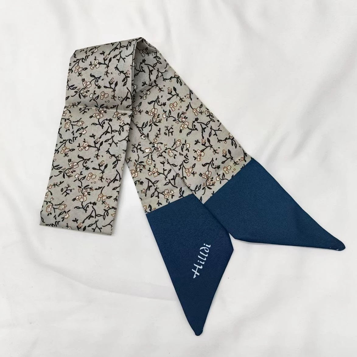 🧣 Women's Letters Print Tote Bag Silk Scarf – Perfect Match for Your Stylish Look!